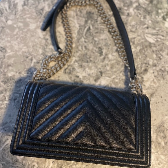 Chanel boy chevron caviar with gold hardware - Picture 3 of 6